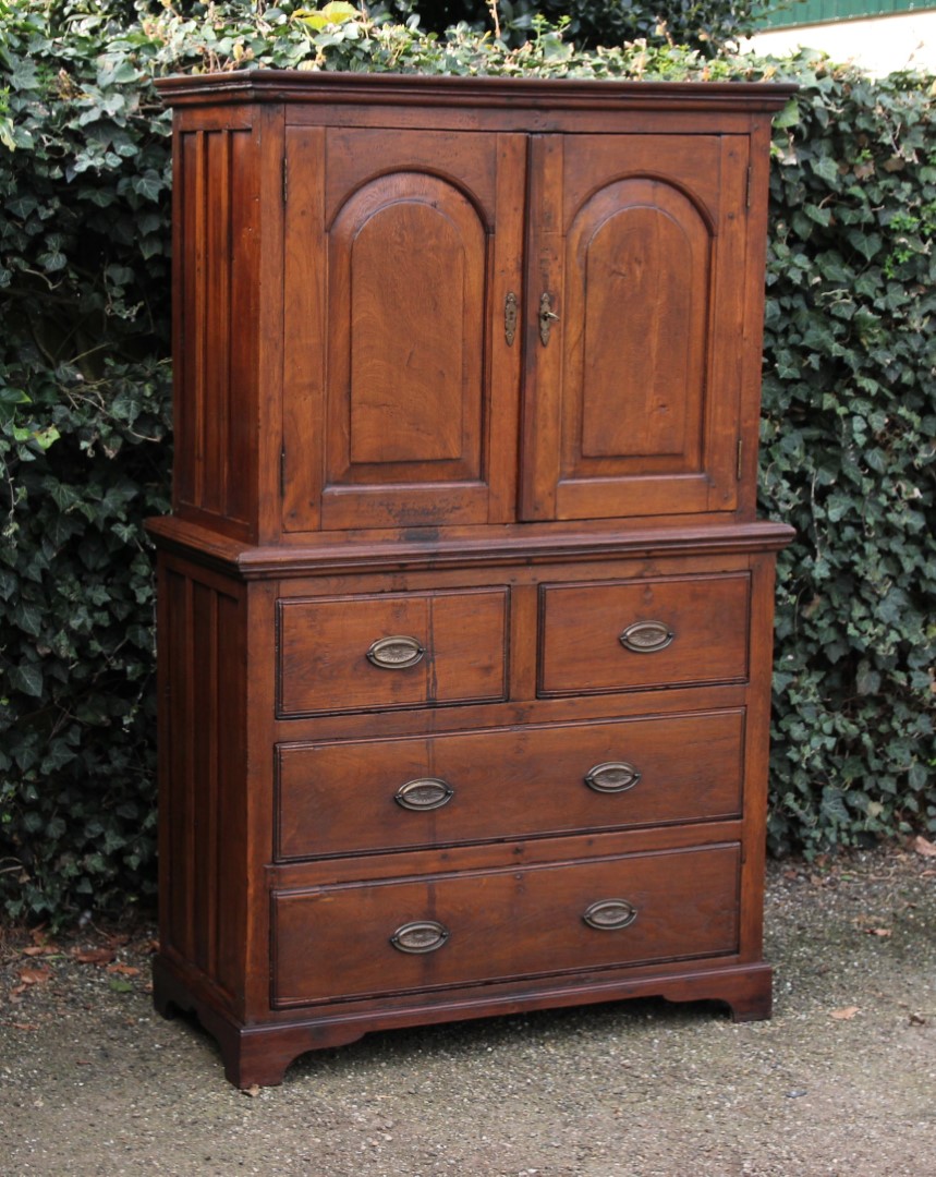 antiker-kabinettschrank